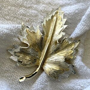 Vintage Sarah Coventry Leaf Brooch Pin - Signed, Textured - Maple - Gold Silver